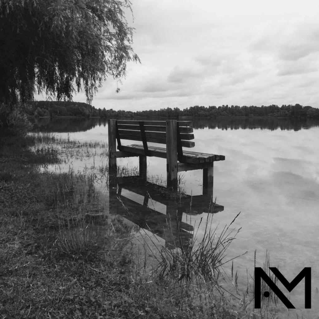 banc reflet dans l'eau